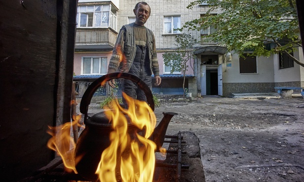 Dzieci bawią się karabinami
