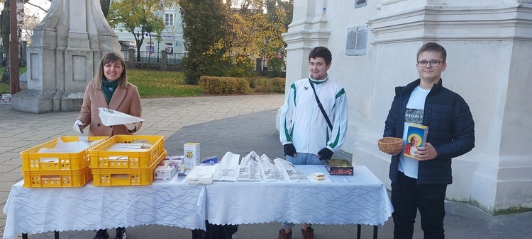 W Chełmie z okazji Dnia Papieskiego można było spróbować kremówek.