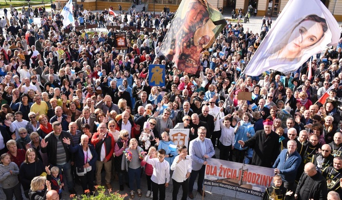 Pozdrowienia dla wszystkich, którzy szanują i bronią ludzkiego życia, małżeństwa i rodziny.