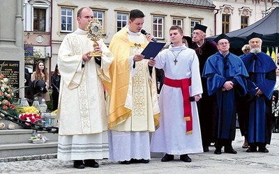 Modlitwa z relikwiami świętego patrona na kęckim Rynku.