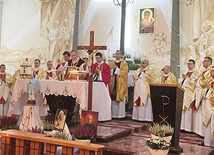 Mszy św. w kościele w Brzezince przewodniczył bp Andrzej Jeż.