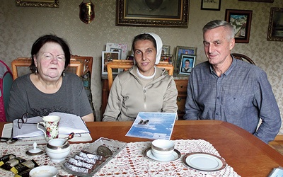 Siostra Bonawentura  z Marią Froncz  i Szczepanem Wojtasikiem, inicjatorami akcji „Makulatura na misje”.