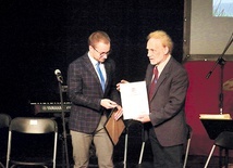 Marek Pilch wręcza certyfikaty Dawidowi Kopaczewskiemu. 