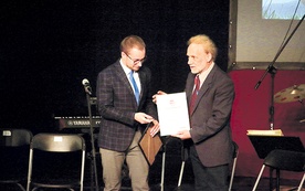 Marek Pilch wręcza certyfikaty Dawidowi Kopaczewskiemu. 