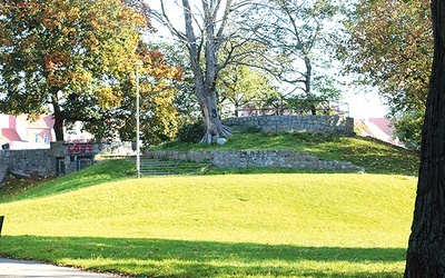 Kultowa „ślimacza górka” znajduje się w parku Planty w Elblągu.