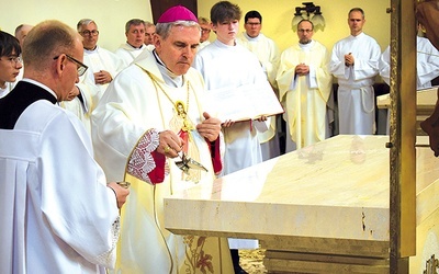 Namaszczenia ołtarza krzyżmem świętym dokonał biskup ordynariusz.