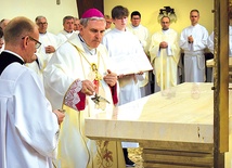 Namaszczenia ołtarza krzyżmem świętym dokonał biskup ordynariusz.