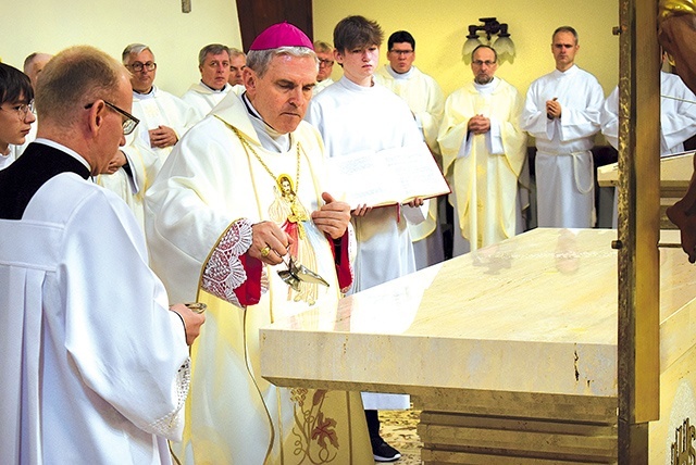 Namaszczenia ołtarza krzyżmem świętym dokonał biskup ordynariusz.