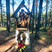 Kapliczka świętego znajduje się przy jednej ze ścieżek edukacyjnych.