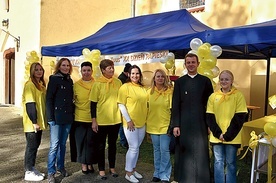 	Żółte koszulki wolontariuszy podkreślają tegoroczny  „blask prawdy”.