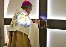 ▲	Najświętszy Sakrament do przeszklonego tabernakulum przeniósł bp Wojciech Osial.
