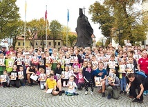 ▲	W Łowiczu metą Biegu Papieskiego był pomnik papieża przy katedrze.