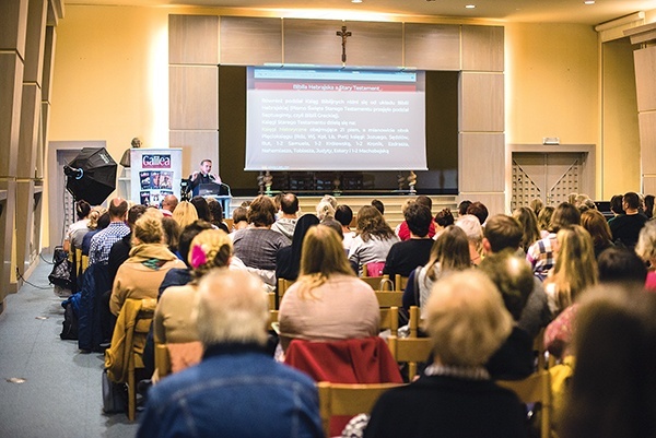 Wykłady o Biblii cieszą się coraz większą popularnością.