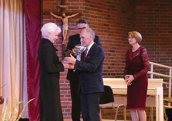 ▲	Halina Łabonarska jest pierwszą kobietą uhonorowaną  tą statuetką. 