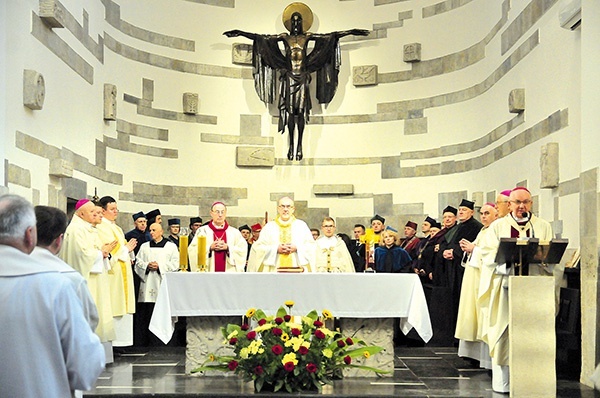 ▲	Centralnym punktem uroczystości  była Msza św. 