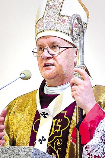 ▲	Uroczystościom przewodniczył abp Józef Górzyński.