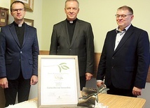 – Nagroda cieszy, bo w naszym województwie została dostrzeżona charytatywna działalność Kościoła – mówi ks. Z. Pietruszka (w środku).