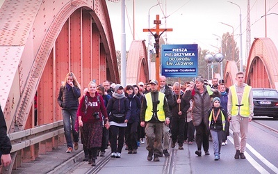 Pątnicy z Wrocławia wyruszyli  na 28-kilometrowy szlak jeszcze przed wschodem słońca.