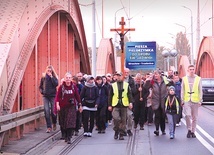 Pątnicy z Wrocławia wyruszyli  na 28-kilometrowy szlak jeszcze przed wschodem słońca.