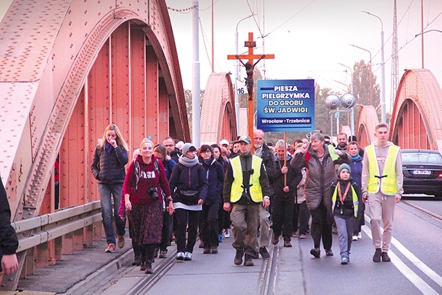 Pątnicy z Wrocławia wyruszyli  na 28-kilometrowy szlak jeszcze przed wschodem słońca.