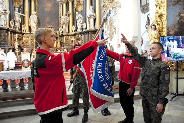 – To liceum jest znakiem, ale aby znak spełniał swoją rolę, musi być widoczny i czytelny, czyli musi stać w odpowiednim miejscu. Znak informuje, prowokuje i towarzyszy  – mówił bp Jacek Kiciński.