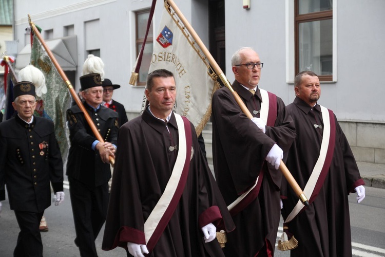 Poczet sztandarowy Bractwa św. Jana Kantego w procesji na kęcki Rynek.