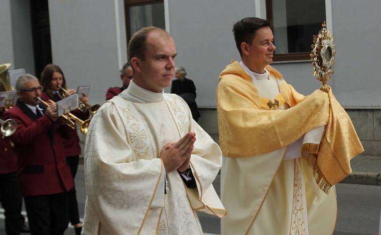 Ks. Piotr Góra i diakon Bartłomiej Pluta z relikwiarzem św. Jana Kantego w procesji na kęcki Rynek.