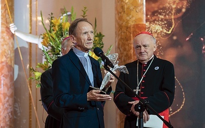 	Ksiądz Leszek Kryża zaznaczył, że nagroda jest wyróżnieniem dla całego Zespołu Pomocy Kościołowi na Wschodzie KEP.