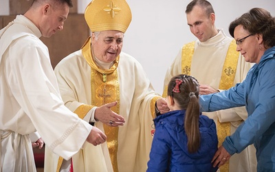 	Arcybiskup Salvatore Pennacchio wręczył dzieciom nagrody  w konkursie na własnoręcznie przygotowany różaniec. 