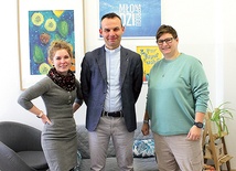 Od lewej: Kateryna Bondarenko, ks. Adam Koppel i Dominika Macha.