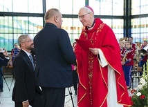 ▲	Biskup Piotr Libera przekazał dekret Stolicy Apostolskiej przedstawicielom władz samorządowych.