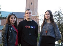 ▲	Zapytani, co dla nich jest najważniejsze w RŚŻ, Agata, Marcin i Julia odpowiadają, że prawdziwa wspólnota i doświadczenie żywego Boga w Eucharystii.