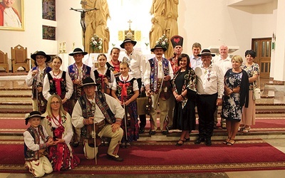 Uczestnicy projektu artystycznego „Sacrum po góralsku”. Drugi od prawej (w kapeluszu) prof. Marek Stefański, obok niego Agnieszka Radwan-Stefańska, prezeska fundacji; z tyłu, w białej koszuli i kapeluszu Piotr Cyrwus.