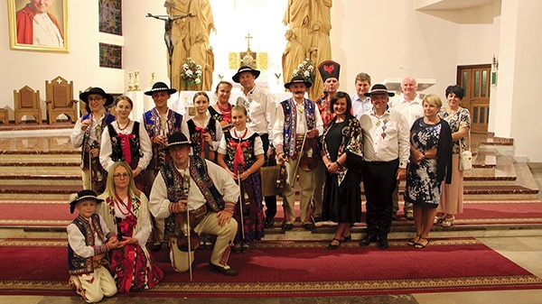 Uczestnicy projektu artystycznego „Sacrum po góralsku”. Drugi od prawej (w kapeluszu) prof. Marek Stefański, obok niego Agnieszka Radwan-Stefańska, prezeska fundacji; z tyłu, w białej koszuli i kapeluszu Piotr Cyrwus.