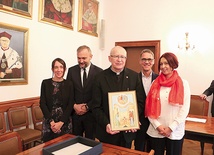 Ks. prof. Machniak, jak każdy z dotychczasowych laureatów Nagrody im. Ciesielskiego, otrzymał ikonę przedstawiającą Świętą Rodzinę. Towarzyszyły mu zaprzyjaźnione małżeństwa.