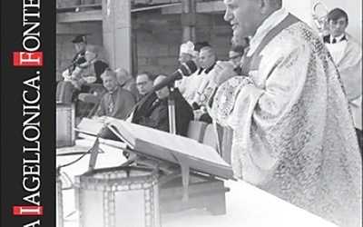 Na okładce książki umieszczono zdjęcie kard. Karola Wojtyły odprawiającego 9 maja 1971 r. Mszę św. przy budującym się kościele w nowohuckich Bieńczycach, z okazji rocznicy wydania encykliki „Rerum Novarum”.  To symboliczne zaznaczenie zaangażowania ówczesnego metropolity krakowskiego w propagowanie nauki społecznej Kościoła.