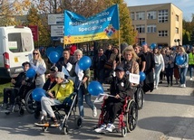 Uczestnicy wyruszyli sprzed budynku PSP nr 12 Specjalnej. W marszu uczestniczył bp Marek Solarczyk.
