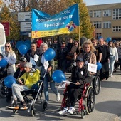 Uczestnicy wyruszyli sprzed budynku PSP nr 12 Specjalnej. W marszu uczestniczył bp Marek Solarczyk.