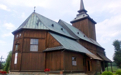 Zabytkowy, drewniany kościół w Lewiczynie powstał na początku XVII w. A w nim w cudownym wizerunku cześć odbiera Matka Boża Pocieszycielka Strapionych, Pani Ziemi Grójeckiej.
