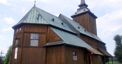 Zabytkowy, drewniany kościół w Lewiczynie powstał na początku XVII w. A w nim w cudownym wizerunku cześć odbiera Matka Boża Pocieszycielka Strapionych, Pani Ziemi Grójeckiej.