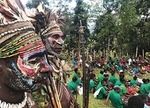  Papua-Nowa Gwinea składa się z kilkuset plemion, a każde inaczej przeżywa tradycje związane  z pożegnaniem zmarłych