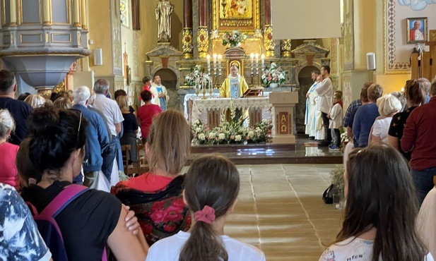 Msza św. dla korbielowskich pątników w świątni na Jasnej Górce w Ślemieniu.