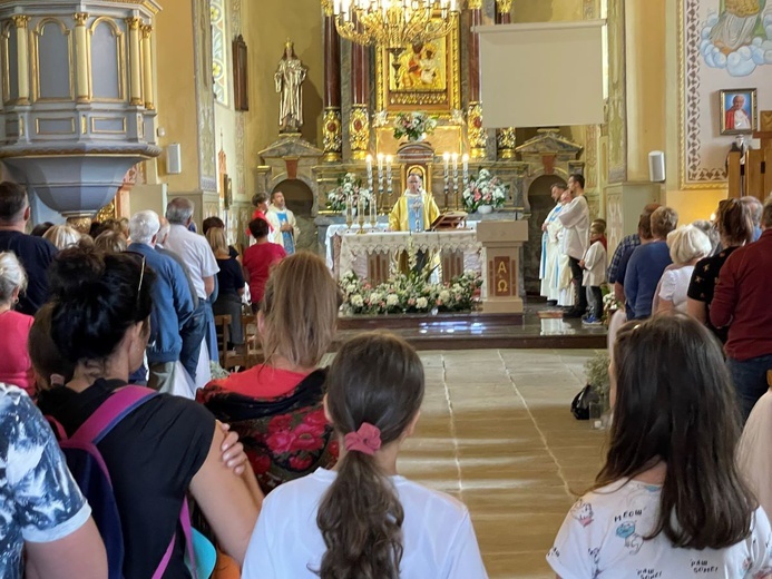 Msza św. dla korbielowskich pątników w świątni na Jasnej Górce w Ślemieniu.