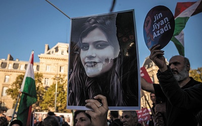 Demonstranci z portretem Mahsy Amini, której śmierć rozpoczęła protesty w Iranie.