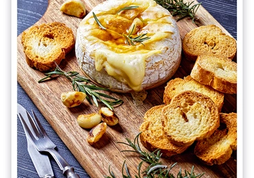 Pieczony camembert z grzankami