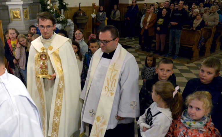 Relikwie w asyście ks. Mariusza Chamerskiego uroczyście wnosi ks. Michał Podsiadły, wikariusz w parafii św. Mikołaja w Końskich.