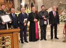 Przedstawiciele Fundacji im. Brata Alberta z bp. Markiem Solarczykiem oraz ze Zbigniewem Miazgą (z prawej) i bratem biskupa Jana (drugi od lewej).