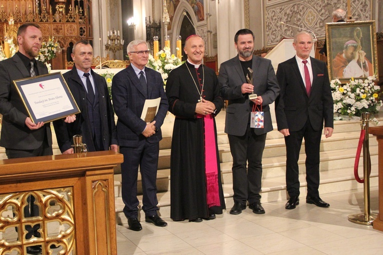 Przedstawiciele Fundacji im. Brata Alberta z bp. Markiem Solarczykiem oraz ze Zbigniewem Miazgą (z prawej) i bratem biskupa Jana (drugi od lewej).