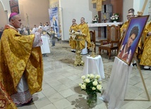 Uroczystego okadzenia relikwii dokonał bp Marek Solarczyk.