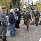 Zaciągnięcie warty honorowej przy Kwaterze Legionistów na cmentarzu rzymskokatolickim w Radomiu pod czas ubiegłorocznego marszu. Z lewej Roman Burek, Komendant Główny Związku Strzeleckiego w Radomiu. 